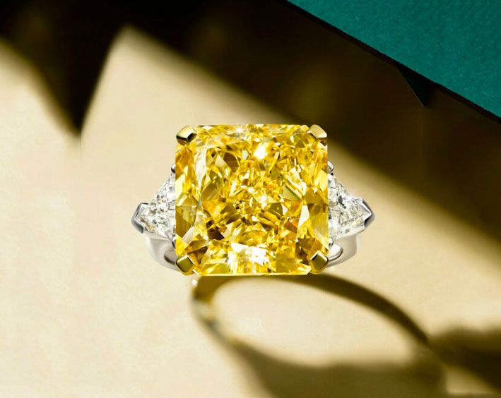 Кольцо с желтым и белыми бриллиантами