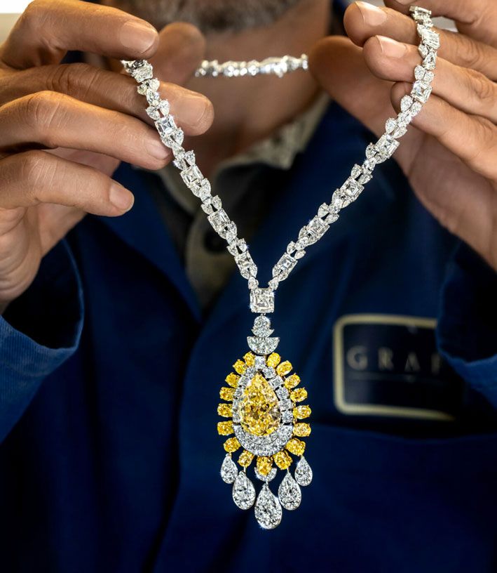 Колье с крайне редким фантазийным интенсивно-желтым бриллиантом грушевидной формы весом 30 карат и еще 138 каратами желтых и белых бриллиантов