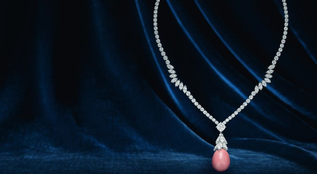 Бриллиантовое колье Dame с кулоном из розовой жемчужины конк весом 41,95 карата Бриллиантовое колье Dame с кулоном из розовой жемчужины конк весом 41,95 карата