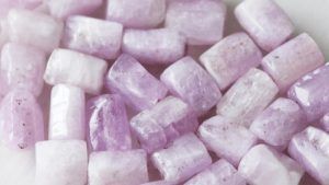 Кунцит для Овна: совместимость, подходит или нет