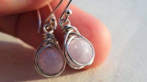 Серьги с кунцитом: какие бывают, как выбрать и носить Серьги с кунцитом: какие бывают, как выбрать и носить