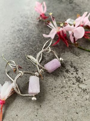 серьги с кунцитом