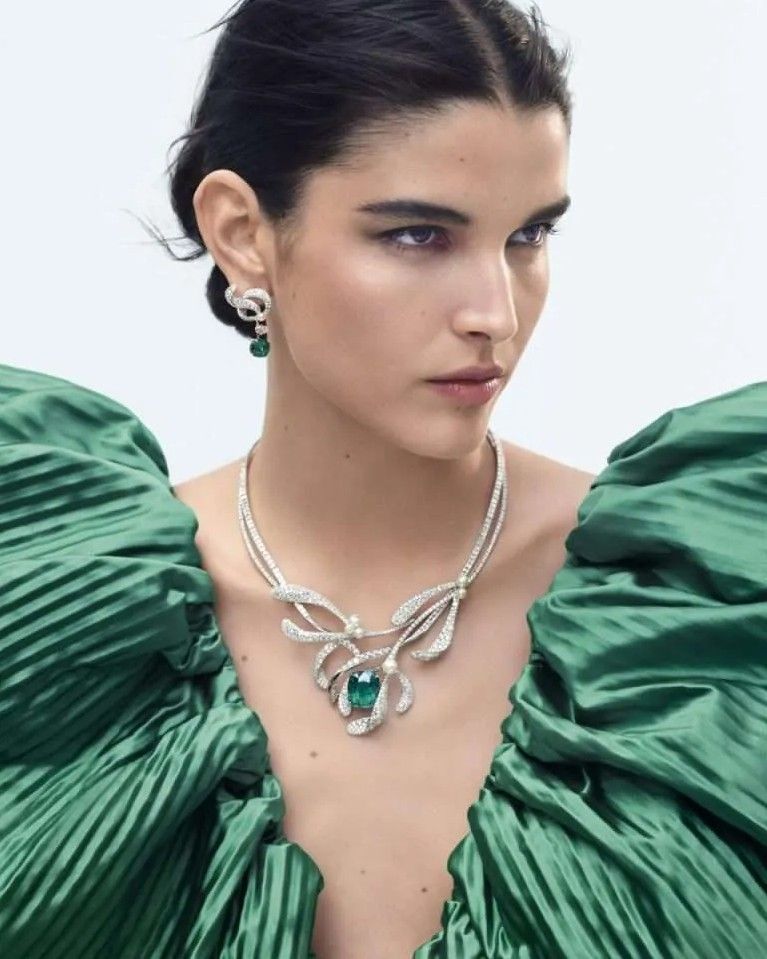 Колье и серьги Gui — два из семи украшений, вдохновленных омелой