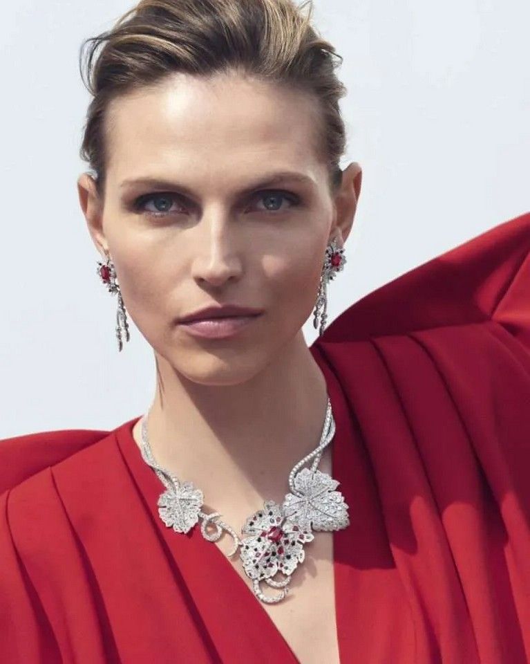 Люкс Feuille de Vigne из четырех предметов украшен впечатляющим набором мозамбикских рубинов на белом золоте, имитирующим текстурированные листья