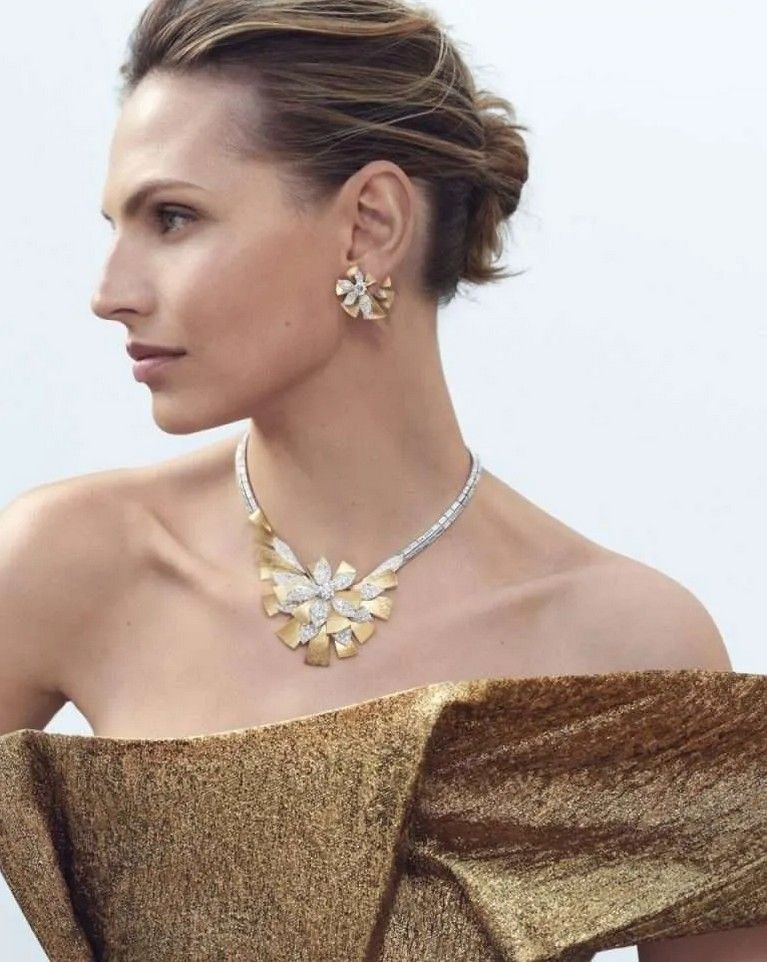 Бриллианты уникальной шестигранной огранки Taille Impératrice украшают колье и серьги Magnolia 