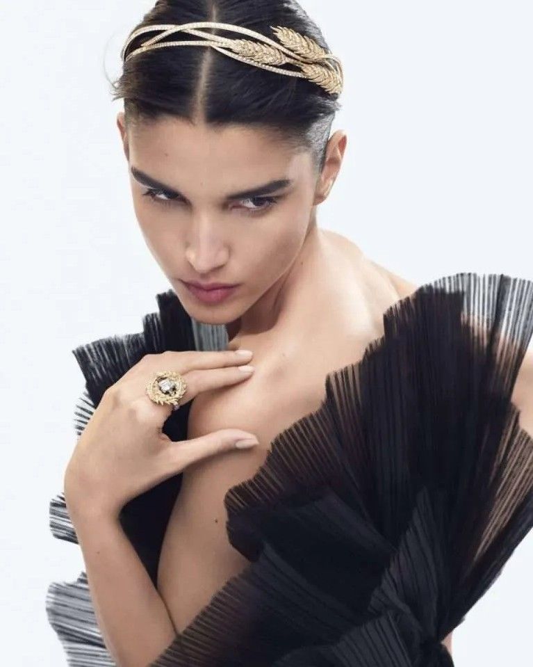 Кольцо Blé украшено бриллиантом весом 5,05 карата, окруженным съемным мотивом золотой пшеницы