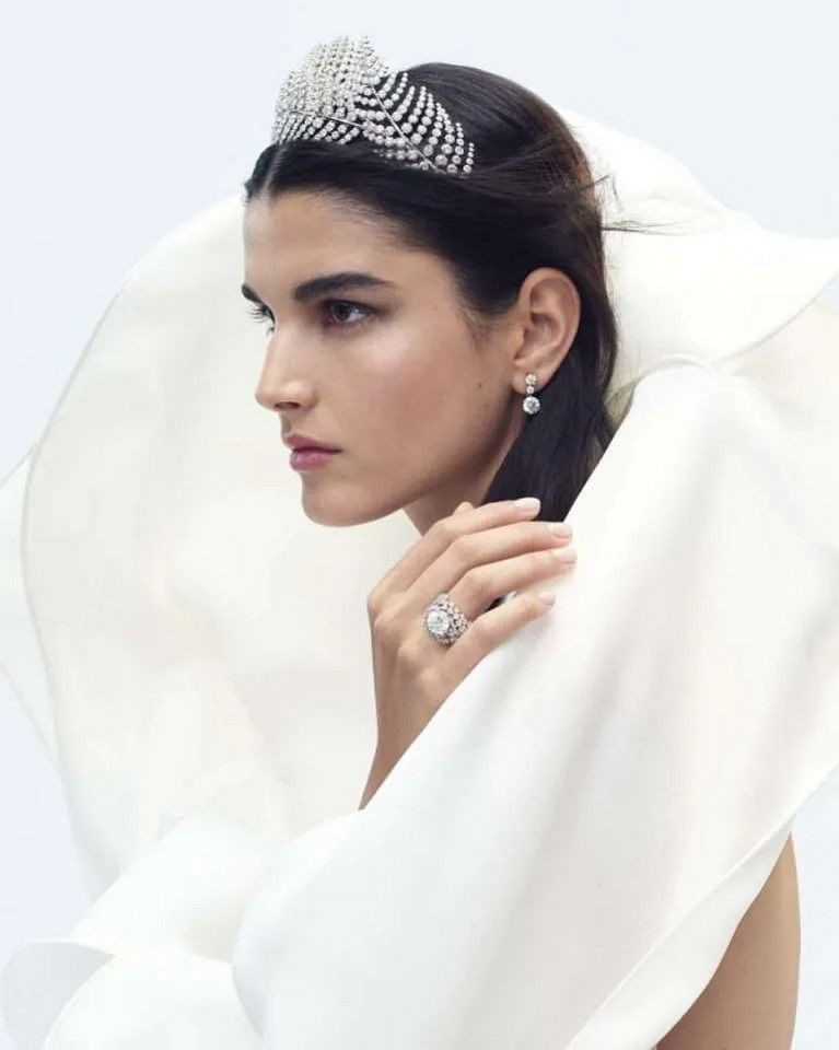 В парюре Fougère представлена диадема из бриллиантов, отдающая дань уважения богатой истории создания культовых диадем Chaumet