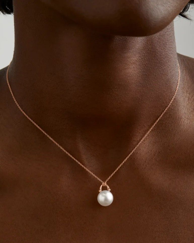 Подвеска TreasureLock от Rosēate из 18-каратного розового золота с белой жемчужиной южных морей