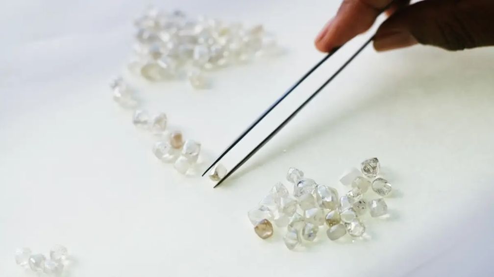 Продажи De Beers резко упали в июле