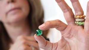 Tiffany приобрела изумруд Muzo весом 10 карат Tiffany приобрела изумруд Muzo весом 10 карат