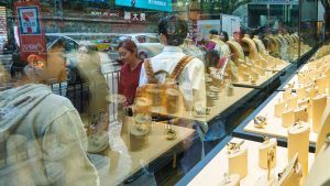 Возобновление работы в Гонконге привело к росту доходов Chow Tai Fook Возобновление работы в Гонконге привело к росту доходов Chow Tai Fook