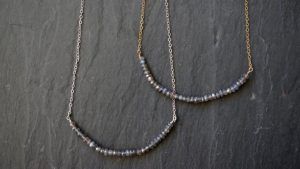 Ожерелья и бусы с лабрадоритом: особенности, как выбрать и носить