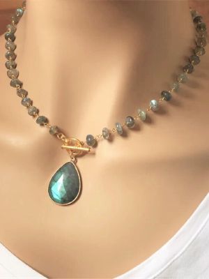 Ожерелья и бусы с лабрадоритом: особенности, как выбрать и носить