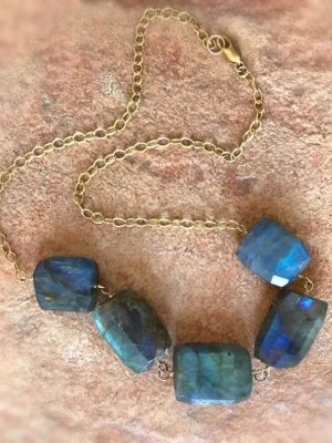 лабрадорит