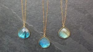 Подвески с лабрадоритом: особенности, как выбрать и носить