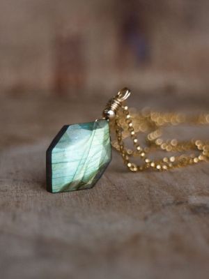 Подвески с лабрадоритом: особенности, как выбрать и носить