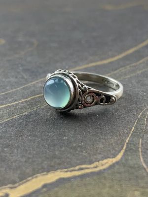 кольцо с голубым халцедоном