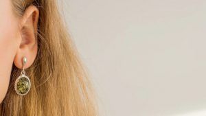 Серьги с зеленым янтарем: какие бывают, как выбрать и носить Серьги с зеленым янтарем: какие бывают, как выбрать и носить