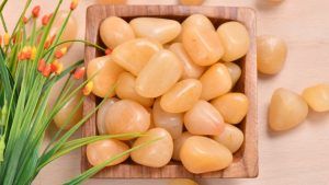 Желтый авантюрин: свойства минерала и применение в ювелирном деле Желтый авантюрин: свойства минерала и применение в ювелирном деле