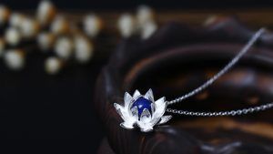 Украшения с лотосом: значение, какие бывают и кому можно носить