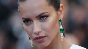 Какие ювелирные украшения выбирает Адриана Лима?