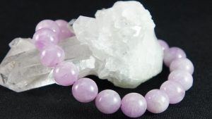 Кунцит для Девы: совместимость, подходит или нет