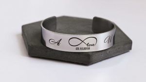 Мужские браслеты с гравировкой: особенности, как выбрать и носить