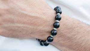 Мужские браслеты с бусинами: особенности, как выбрать и носить