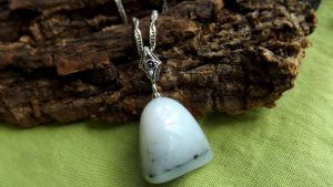 Подвески с кахолонгом: какие бывают, как выбрать и носить Подвески с кахолонгом: какие бывают, как выбрать и носить