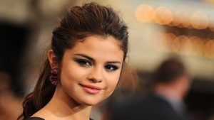 Какие ювелирные украшения выбирает Селена Гомес? Какие ювелирные украшения выбирает Селена Гомес?