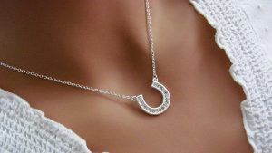 Украшения в форме подковы: значение, какие бывают и кому можно носить Украшения в форме подковы: значение, какие бывают и кому можно носить