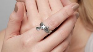 Украшения с голубем: какие бывают и что символизируют