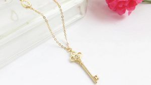 Украшения с ключиком: значение, какие бывают и кому можно носить