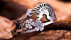 Украшения с журавлем: значение, какие бывают и кому можно носить Украшения с журавлем: значение, какие бывают и кому можно носить