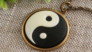 Символ Инь-Ян в ювелирных украшениях: значение, варианты аксессуаров