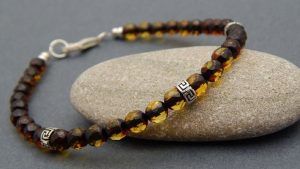 Мужские браслеты с янтарем: особенности, как выбрать и носить