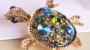 Украшения с черепахой: значение, какие бывают и кому можно носить