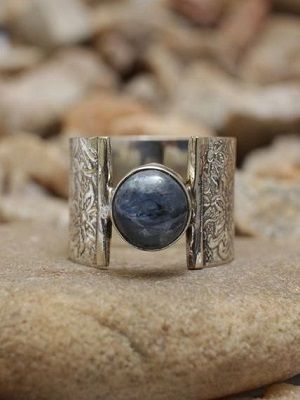 кольцо с кианитом