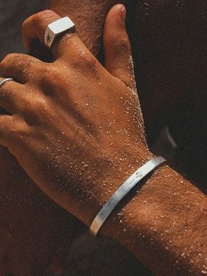 Мужские браслеты с гравировкой: особенности, как выбрать и носить