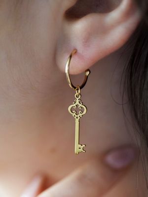 Украшения с ключиком: значение, какие бывают и кому можно носить