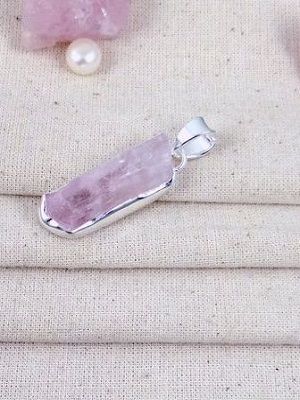 Кунцит для Водолея: совместимость, подходит или нет