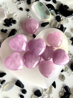 Кунцит для Весов: совместимость, подходит или нет