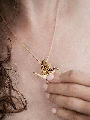 Украшения с журавлем: значение, какие бывают и кому можно носить