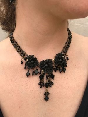 колье с гагатом