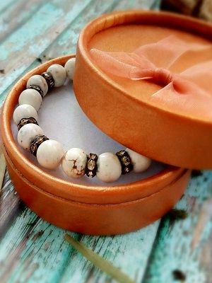 браслет с магнезитом