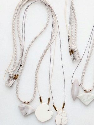 колье с магнезитом