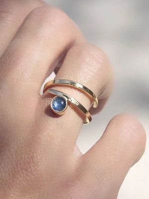 кольцо с кианитом