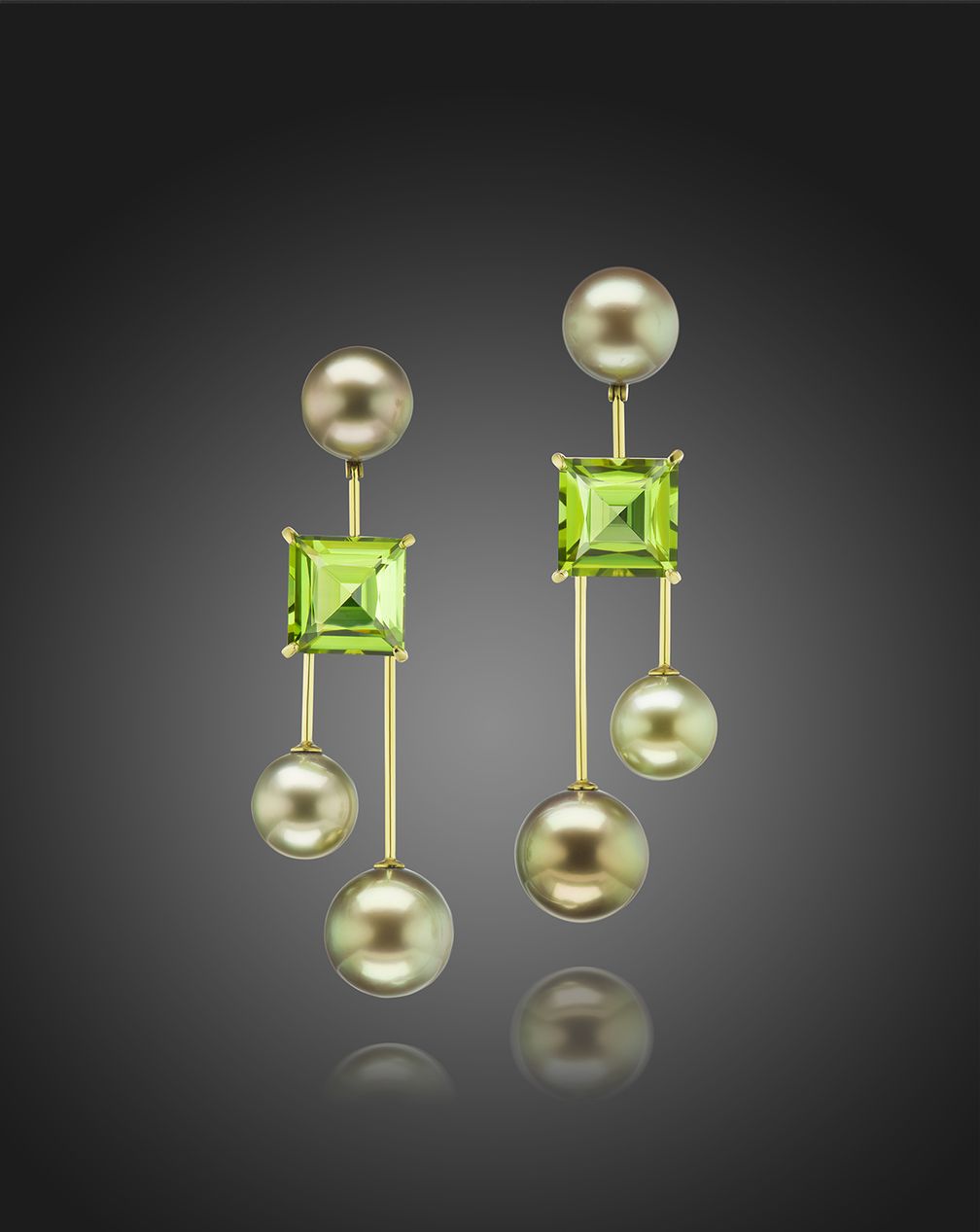 Модернистские серьги от Assael из зеленого золота 18 карат с перидотом квадратной огранки весом 10,8 карат и фиджийским культивированным жемчугом натурального цвета 