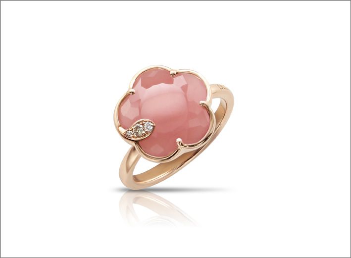 Кольцо Petit Joli из розового золота с розовым халцедоном и бриллиантами от Pasquale Bruni Кольцо Petit Joli из розового золота с розовым халцедоном и бриллиантами от Pasquale Bruni
