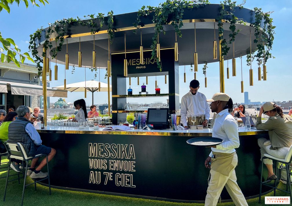 Валери Мессика говорит, что использовала изогнутые линии и золотые акценты, чтобы привнести свою фирменную коллекцию украшений Move в дизайн кафе на крыше